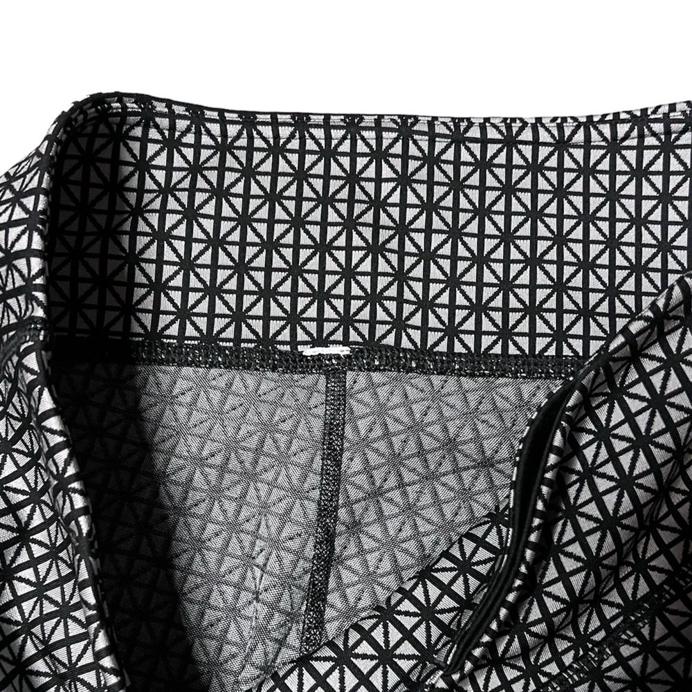 SOLD Lululemon Wunder Under Legging in Tri Geo Silver Spoon Black Size 6 - Picture 6 of 9